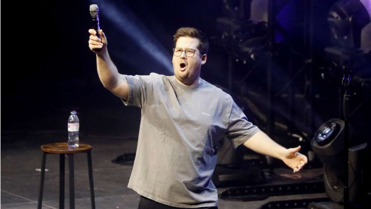 Comedy in Stuttgart: Chris Tall in der Porsche-Arena: Am Ende gibt es nichts mehr zu lachen - KRZ Plus