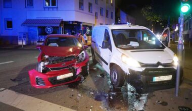 Unfall in Stuttgart-Bad Cannstatt: Autos krachen in Kreuzung zusammen – 52-Jähriger leicht verletzt