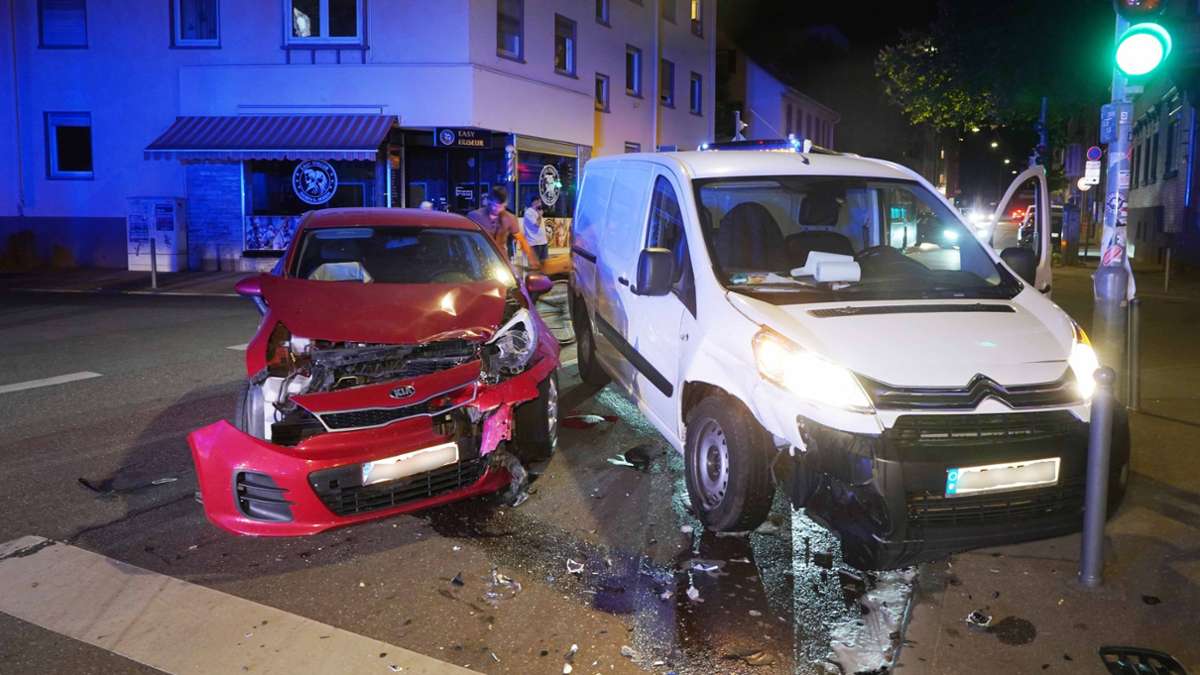 Unfall in Stuttgart-Bad Cannstatt: Autos krachen in Kreuzung zusammen – 52-Jähriger leicht verletzt