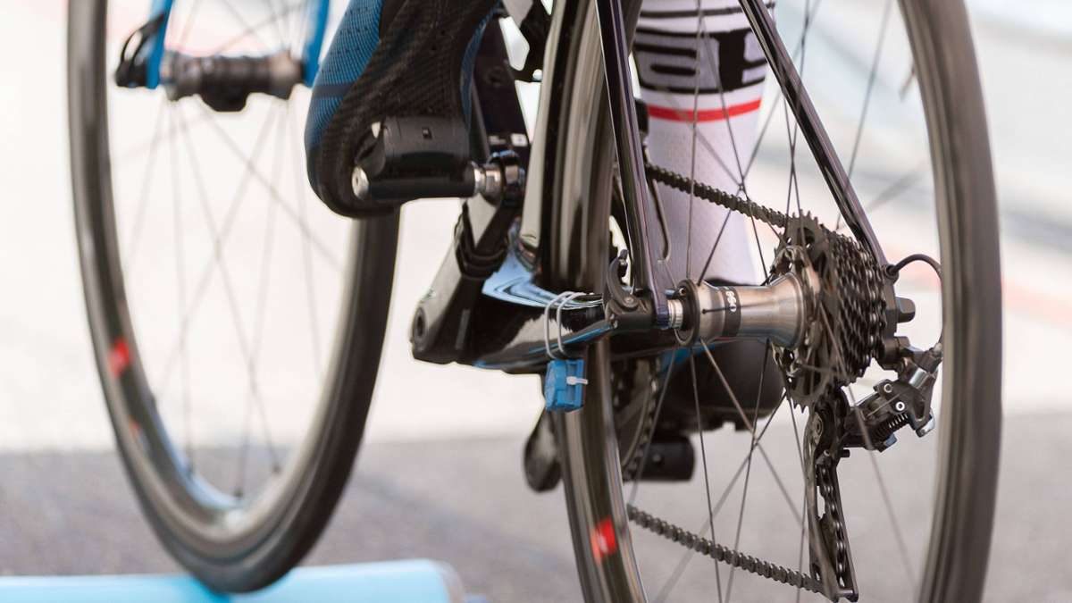 Stuttgart-West: Rennradfahrer stößt mit Fußgängerin zusammen – Frau wird schwer verletzt
