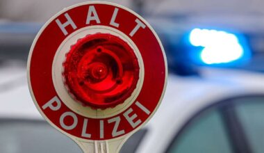 Lebensgefährliches Rennen: Motorräder rasen auf Polizisten zu - News