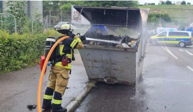 Stuttgart-Bad Cannstatt: Dichter Rauch dringt aus Müllcontainer – Feuerwehr rückt an
