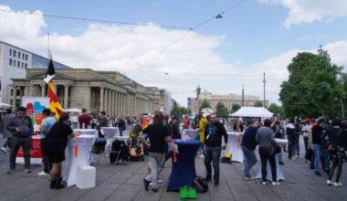Protestaktion auf dem Schlossplatz: Regenbogen, Musik und Drag – Stuttgarter protestieren gegen Queerfeindlichkeit