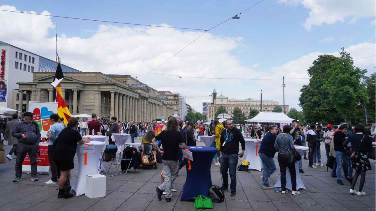 Protestaktion auf dem Schlossplatz: Regenbogen, Musik und Drag – Stuttgarter protestieren gegen Queerfeindlichkeit