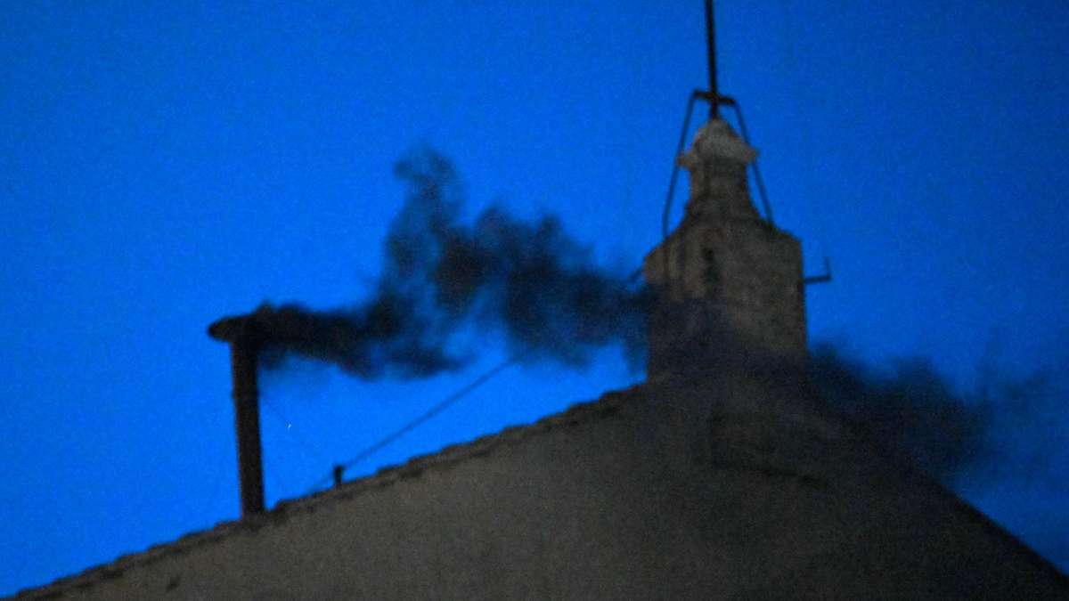 Schwarzer Rauch steigt am ersten Tag des Konklaves aus dem Schornstein auf dem Dach der Sixtinischen Kapelle.