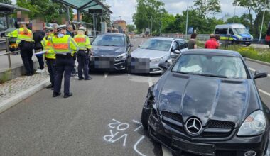 Unfall in Bad Cannstatt: Drei Autos kollidieren – zwei Personen leicht verletzt, Straße gesperrt