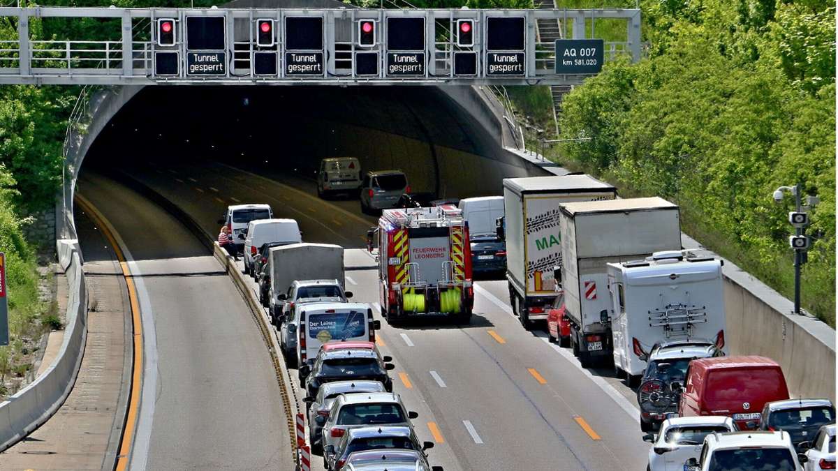 A81 bei Stuttgart: Unfall im Engelbergtunnel sorgt für massive Verkehrsbehinderungen