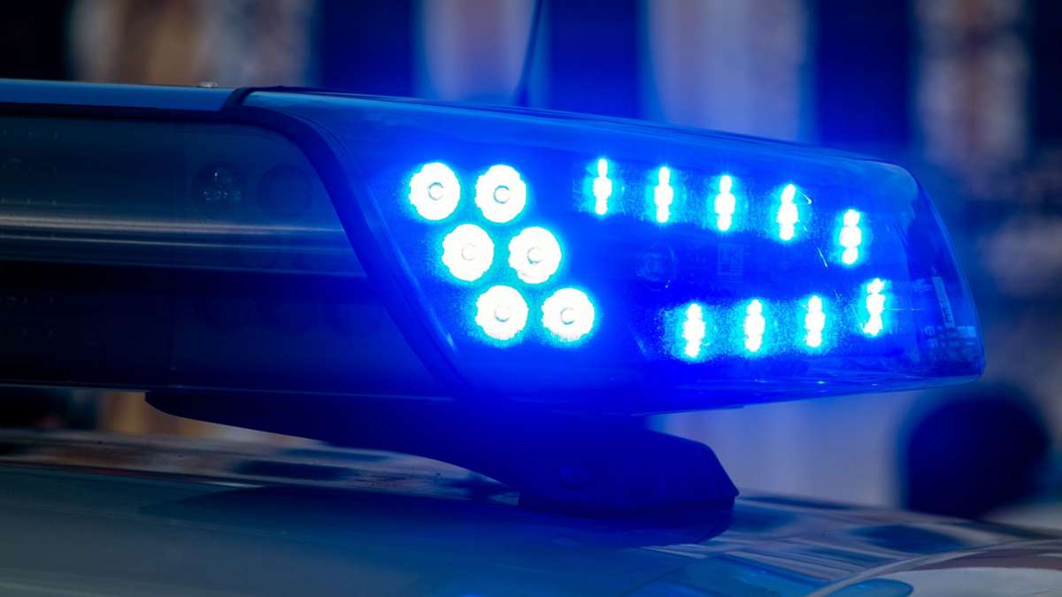 Unfall in Stuttgart-Mühlhausen: Autos stoßen in Kreisverkehr zusammen – Polizei sucht Zeugen
