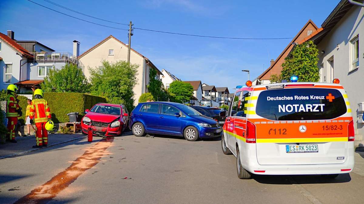 Unfallfahrt in Notzingen Absicht?: Auto verletzt zwei Fußgänger – Kriminalpolizei übernimmt Ermittlungen