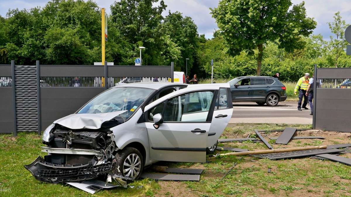 Stuttgart-Hausen: Nach schwerem Unfall im Garten gelandet – fünf Verletzte