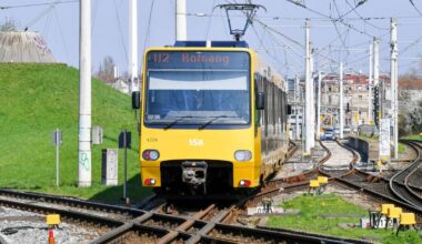 Stuttgarter Polizei sucht Zeugen: Senior stürzt in Stadtbahn und stirbt Tage später in Klinik