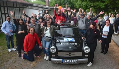 So sehen Sieger aus: Die Römhilder und ihr Papa-Mobil.