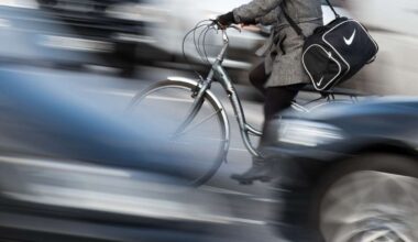 Unfall in Esslingen: Von Auto touchiert: Radler stürzt und muss ins Krankenhaus - Esslingen