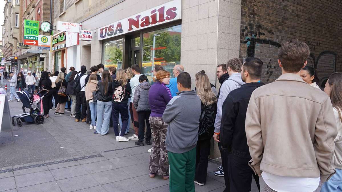 Neuer Pop-up-Imbiss: Lange Schlange zum Start: im Stuttgarter Osten gibt’s jetzt „Hotdogle“
