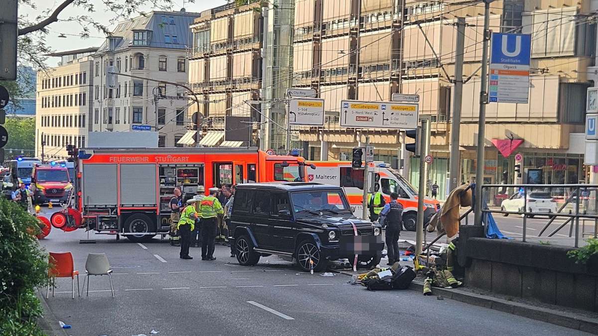 Auto fährt in Stuttgart in Personengruppe: Newsblog: Dynamische Lage – Bevölkerung soll Bereich meiden