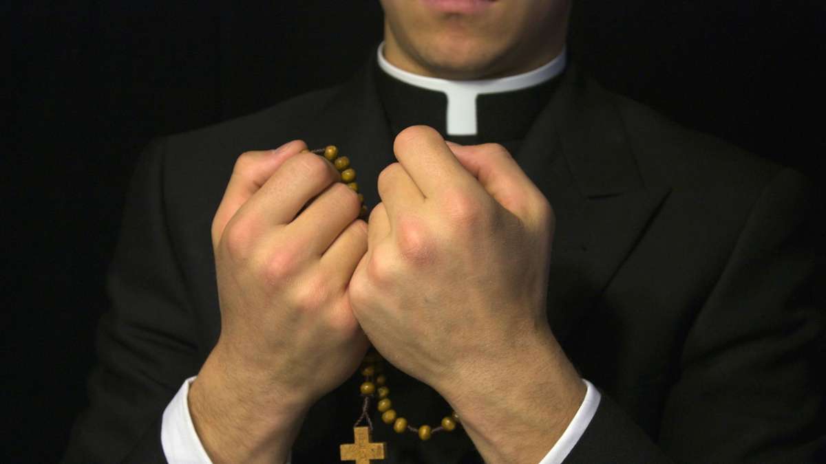 Augsburg: Mann soll Priester mit Nacktfotos erpresst haben