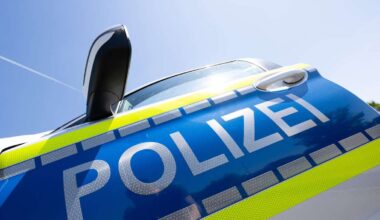 Stuttgarter Polizei sucht Zeugen: Duo trinkt mit 20-Jährigem etwas und raubt ihn danach aus
