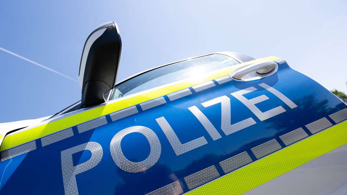 Stuttgarter Polizei sucht Zeugen: Duo trinkt mit 20-Jährigem etwas und raubt ihn danach aus