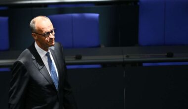 Buch über den Kanzler: Friedrich Merz und die Frage nach den passenden Schuhen
