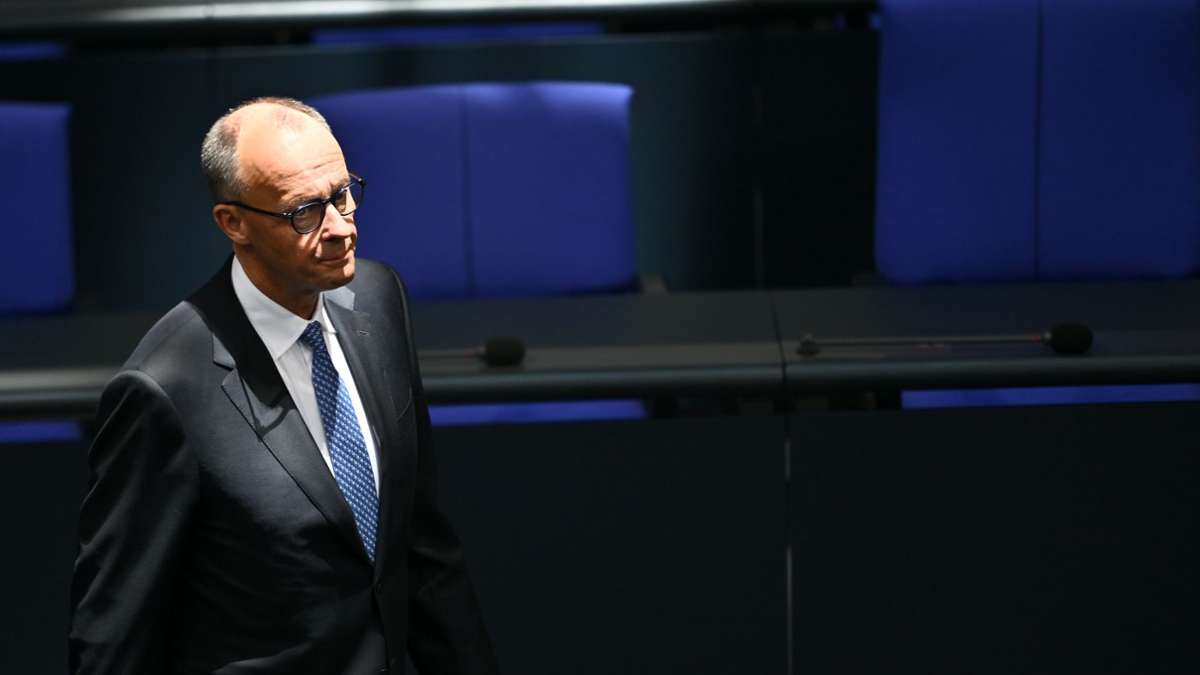 Buch über den Kanzler: Friedrich Merz und die Frage nach den passenden Schuhen