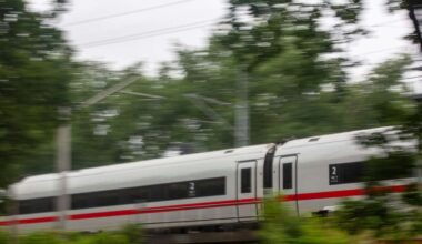 Mannheim/Karlsruhe: Fahrender ICE mit Steinen beworfen