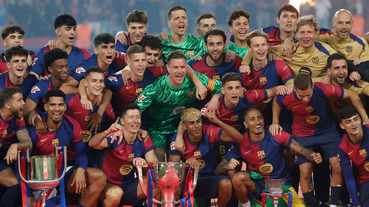 Die Mannschaft des FC Barcelona feiern den Gewinn der La Liga in Spanien.