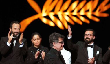Regisseur Jafar Panahi (vorne, M) nimmt die Goldene Palme für den Film It Was Just an Accident während der Preisverleihung der 78. Internationalen Filmfestspiele in Cannes entgegen.