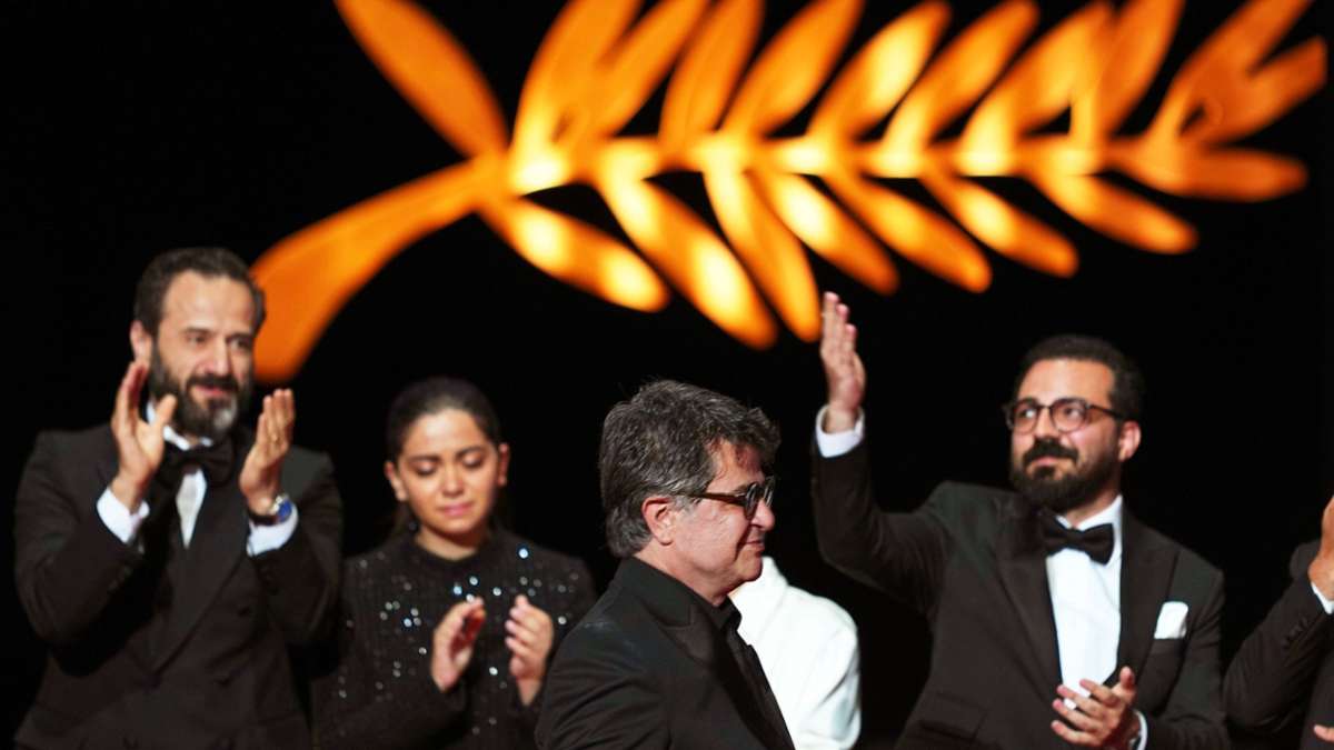 Regisseur Jafar Panahi (vorne, M) nimmt die Goldene Palme für den Film It Was Just an Accident während der Preisverleihung der 78. Internationalen Filmfestspiele in Cannes entgegen.