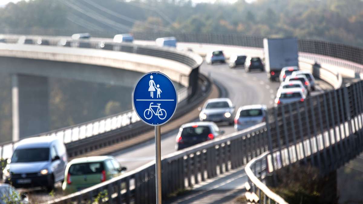 Rettungseinsatz bei Ostfildern: Körschtalviadukt gesperrt – Polizei bringt Jugendliche in Sicherheit - Kreis