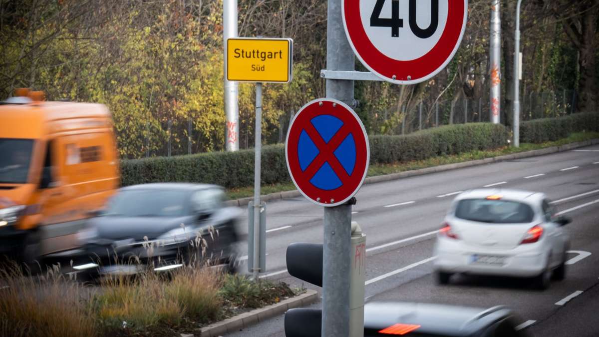 Zeugensuche in Stuttgart-Süd: Autofahrer rammt Mercedes und fährt davon – ein Verletzter