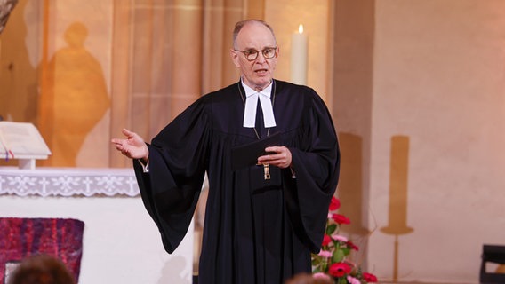 Landesbischof Ralf Meister steht vor einem Altar und predigt. © picture alliance / epd-bild | Detlef Heese Foto: Detlef Heese