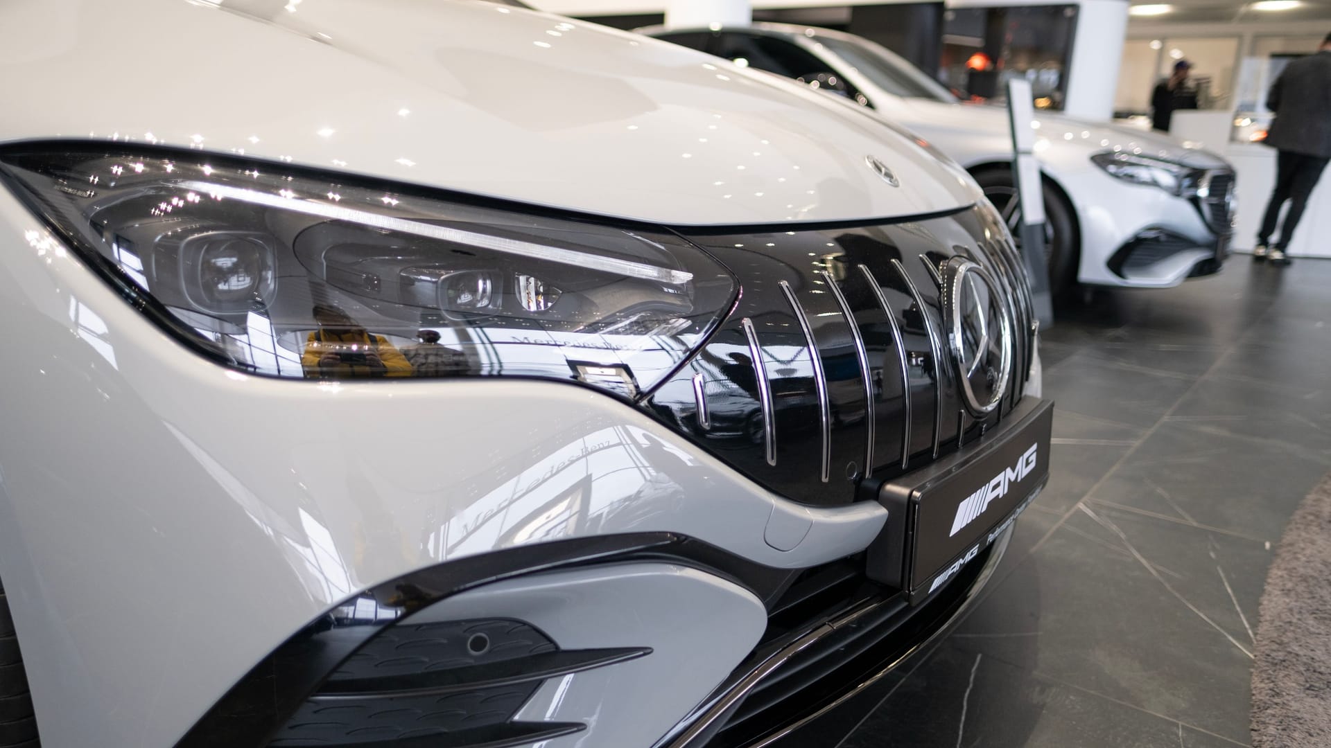 Mercedes bei einem Autohändler (Symbolfoto): Der Gebrauchtwagenverkauf eines Mercedes endete in einer Attacke.