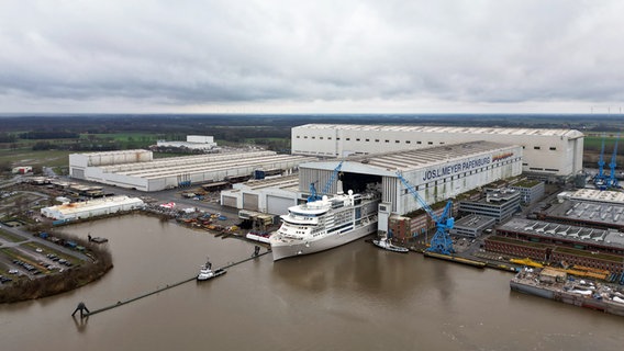 Ein Kreuzfahrtschiff verlässt das überdachte Baudock der Meyer Werft. © picture alliance / dpa | Lars Penning Foto: Lars Penning