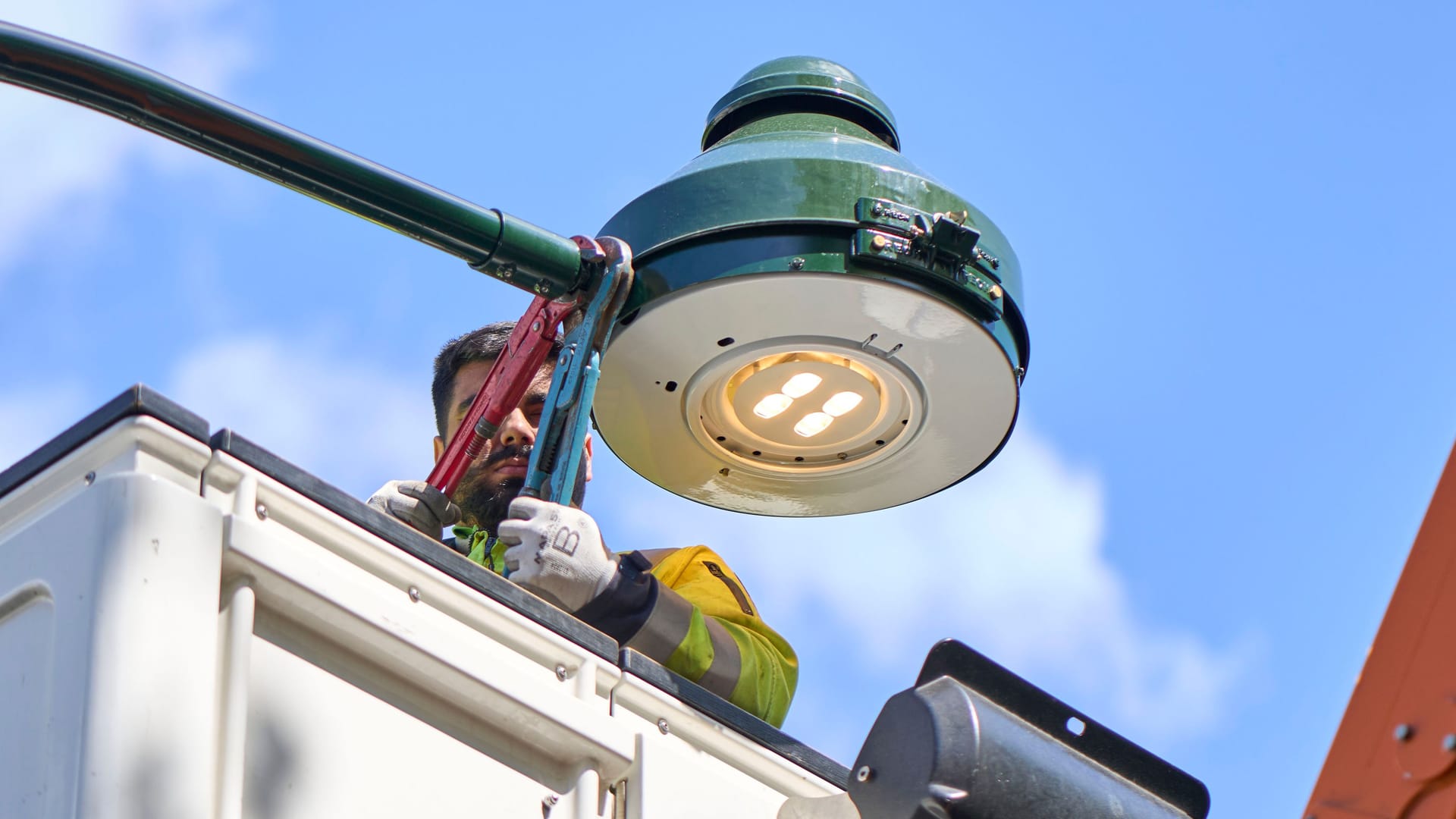Mithilfe von Hubsteiger und Zange wird hier in Heerdt der auf LED umgerüstete Leuchtkopf auf den Mast montiert: Nun geht die Umstellung der Gaslaternen in Düsseldorf weiter.