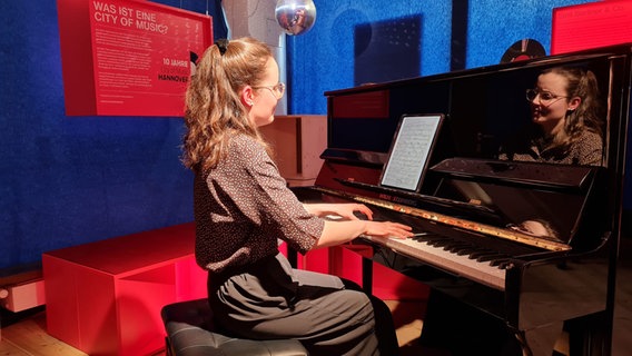 Eine Pianistin sitzt im Musikkiosk Hannover an einem Klavier. © Agnes Bührig/NDR 