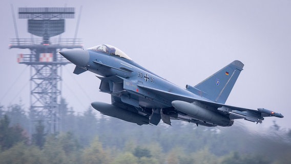 Ein Eurofighter der Bundeswehr startet vom Stützpunkt in Laage bei Rostock zu einem Flug. (Themenbild) © picture alliance Foto: Jens Büttner