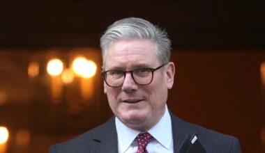 Der britische Premier Sir Keir Starmer verlässt Downing Street 10, um im Unterhaus eine Erklärung zum Ukraine-Gipfel abzugeben.