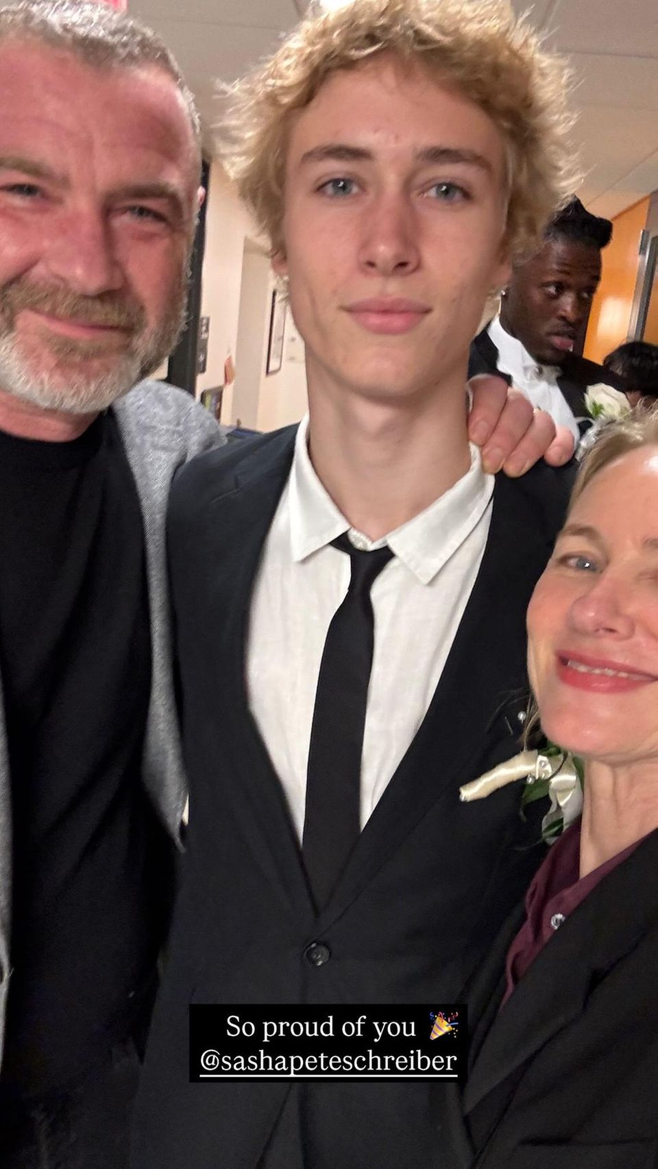 Liev Schreiber, Sasha Schreiber, und Naomi Watts zeigten sich gemeinsam in einem Selfie.