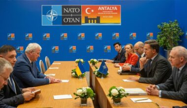 NATO-Minister in der Türkei blicken gespannt nach Istanbul
