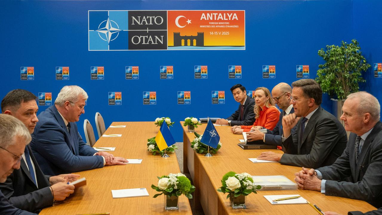 NATO-Minister in der Türkei blicken gespannt nach Istanbul
