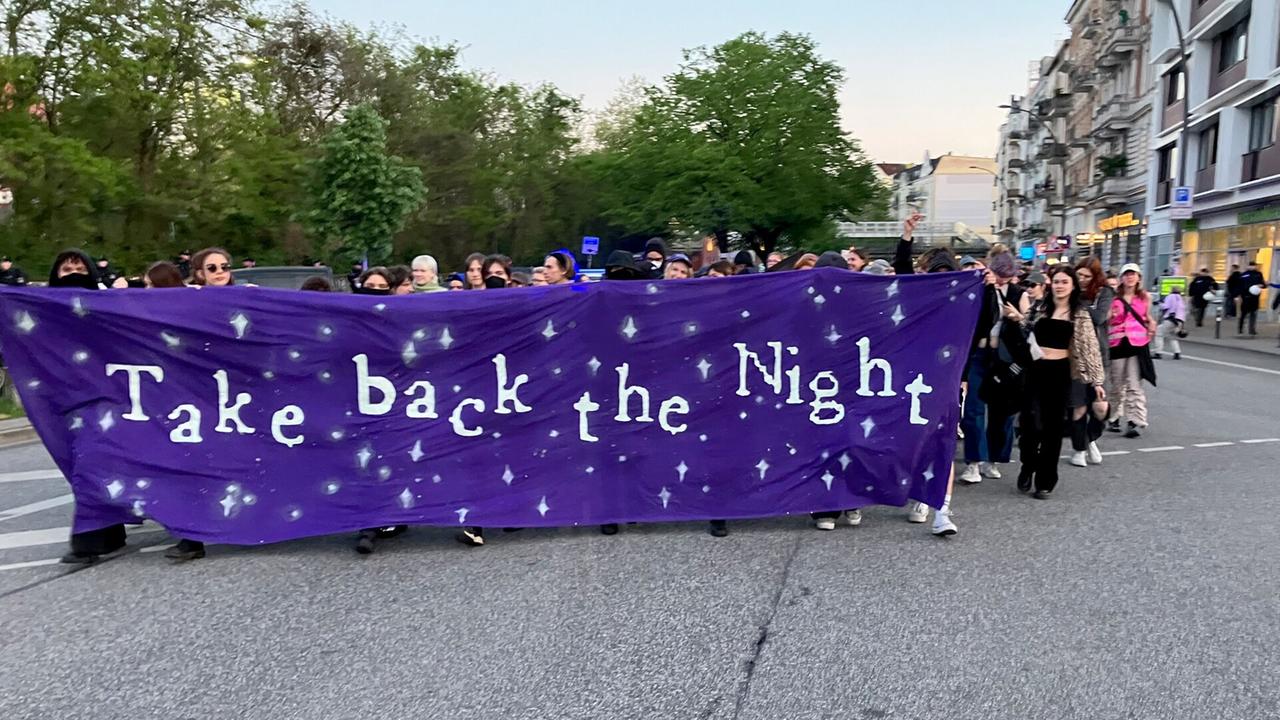 Hamburg: "Take back the Night": Friedliche Demo im Hamburger Schanzenviertel
