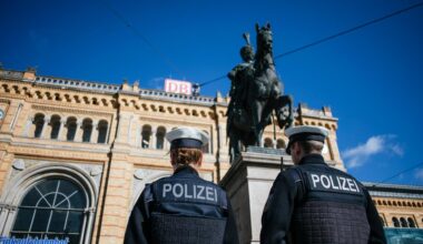 Niedersachsen Hamburg: HSV-Fans wollen ICE-Bordbistro stürmen: Polizeieinsatz in Hannover