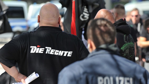 Anhänger der Partei "Die Rechte" stehen bei einer Kundgebung in Goslar. © dpa Foto: Swen Pförtner