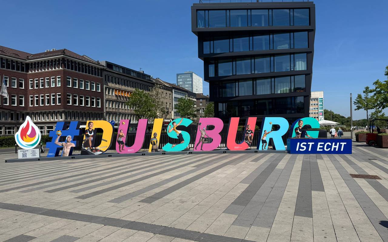 Neuer Duisburg-Ist-Echt-Schriftzug wird enthüllt.