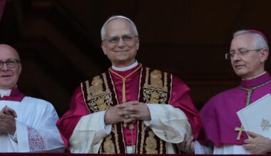 Der neu gewählte Papst, Leo XIV, steht auf dem Balkon des Petersdoms im Vatikan am 8. Mai 2025. Seine Hände sind gefaltet und er hat ein Lächeln auf den Lippen - Er scheint sichtlich glücklich über sein neues Amt.