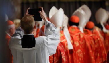 Schwarzer Rauch am Schornstein der Sixtinischen Kapelle – noch kein Nachfolger gefunden