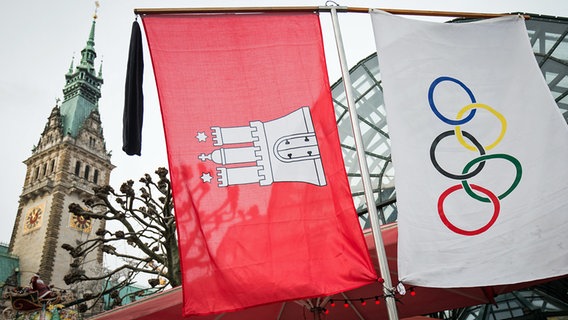 Die Olympia-Flagge und die Fahne Hamburgs vor dem Rathaus © picture alliance/dpa 
