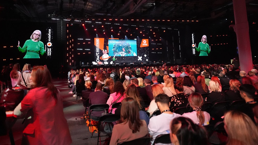 OMR 2025 in Hamburg gestartet - Stargast Ryan Reynolds | NDR.de - Nachrichten