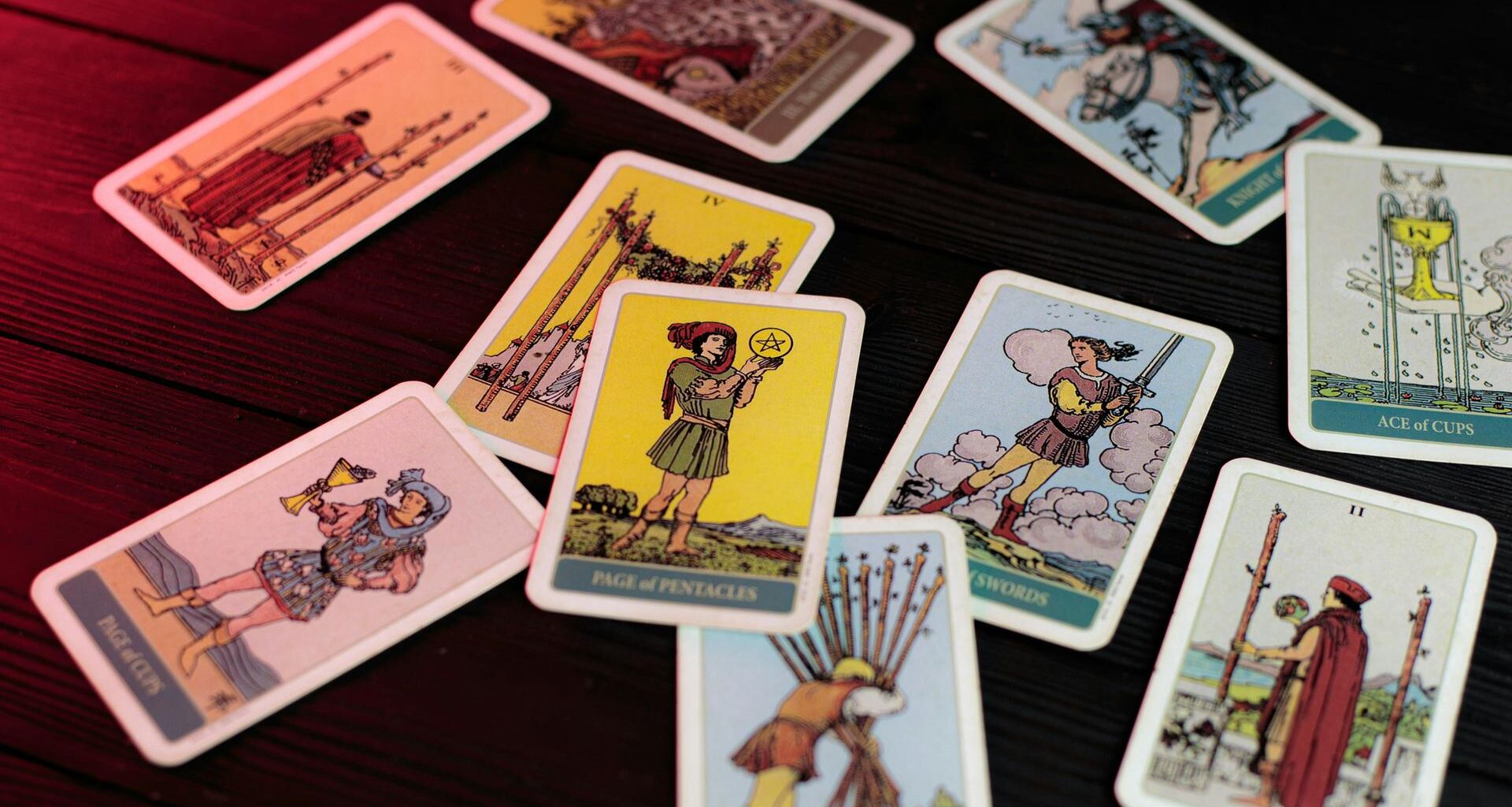 Tarotkarten auf einem Tisch verteilt.
