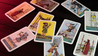 Tarotkarten auf einem Tisch verteilt.